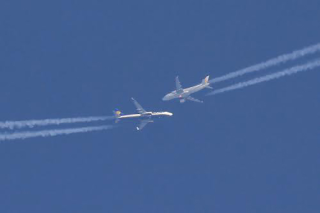 Illustration for article titled These two airliners look like they're about to crash in this lucky shot